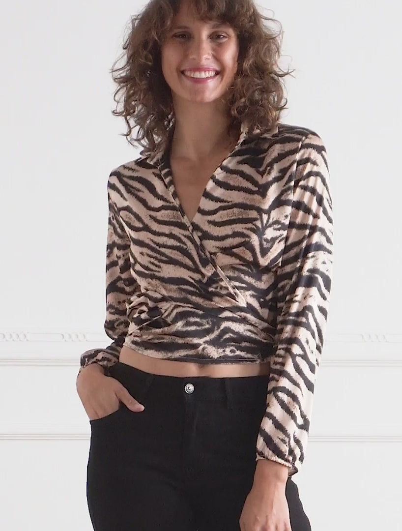 Top corto cruzado satinado con estampado de tigre - Negro